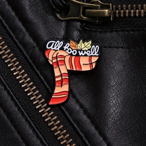 ALL TOO WELL SCARF - TAYLOR SWIFT RED - TAYLOR PIN - Picture 2 of 10